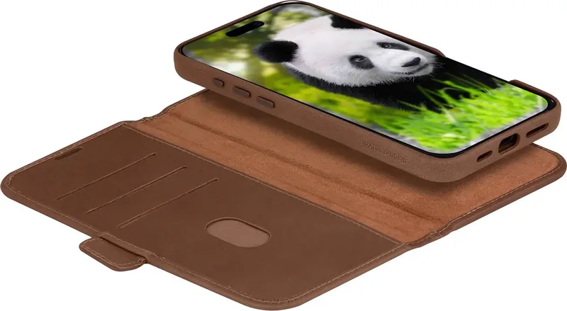 Bookcase hoesje geschikt voor iPhone 16 Plus - Effen Cognac - Leer - 2-in-1 Magnetisch Uitneembaar Design by dbramante1928 in Brown – product photo