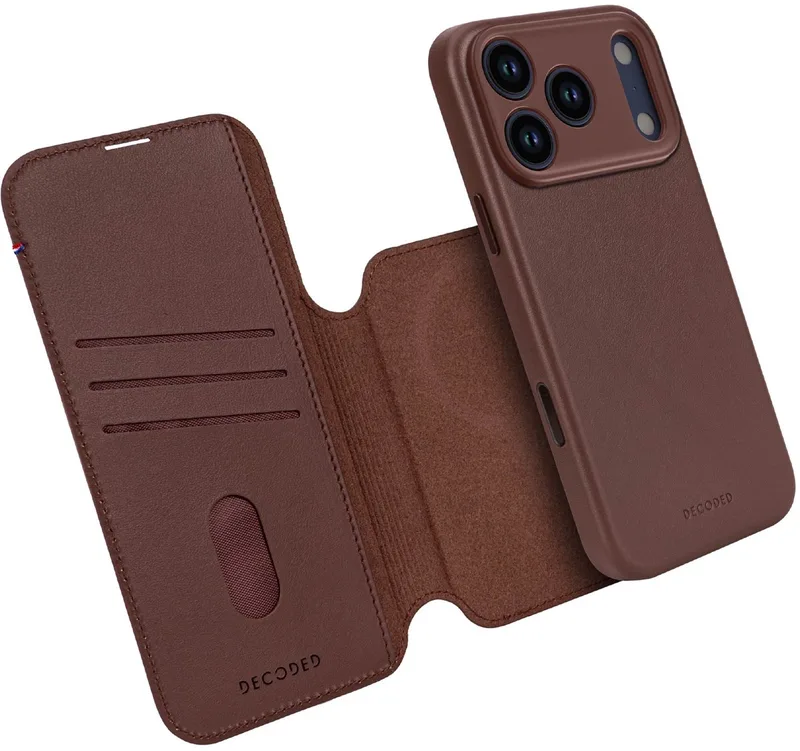 DECODED 2-in-1 Leren Detachable Wallet Hoesje Geschikt voor iPhone 17 Pro - Magnetisch Afneembaar - met Pasjeshouder - Premium ECCO Leer - Geschikt voor MagSafe von Decoded in Braun – Produktfoto