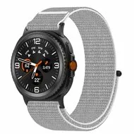 Sportloop nylon bandje - Lichtgrijs - Samsung Galaxy Watch 8 Classic - 46mm van Watchbandjes-shop – productfoto