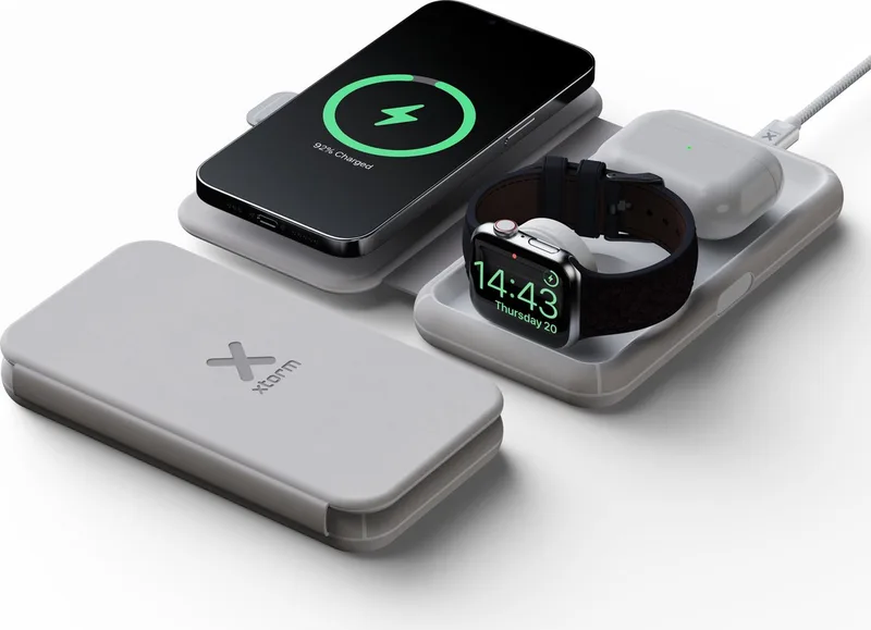 Xtorm 15W Opvouwbare Draadloze Oplader 3-in-1 - Geschikt voor iPhone, AirPods & Apple Watch - Snelladen & Stijlvol Ontwerp van Xtorm in Grijs – productfoto